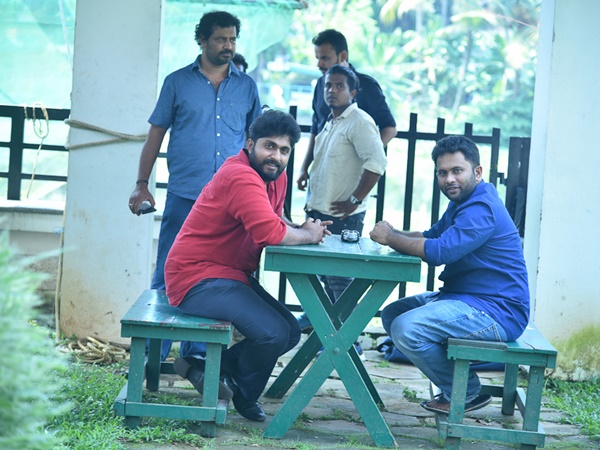 ആസിഫ് അലി വിതരണം ചെയ്യുന്നു