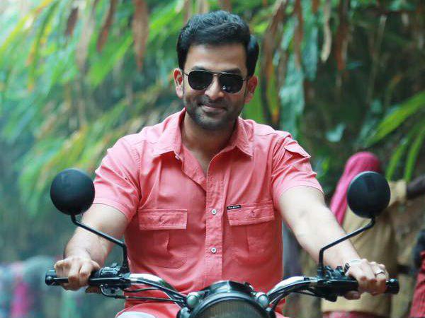 സംവിധാനത്തിലേക്ക്