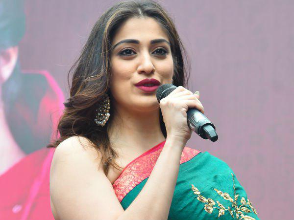 പൂര്‍ണ നഗ്നയായി 