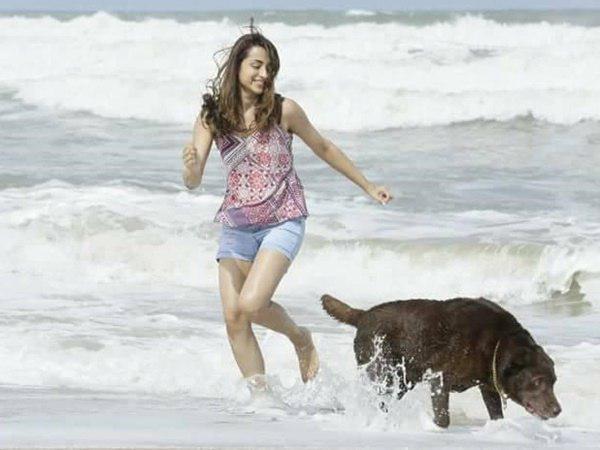 ബീച്ചില്‍ ആര്‍ത്തുല്ലസിക്കുന്ന ക്രിസ്റ്റല്‍