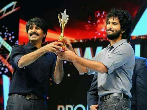 മകന് അവാര്‍ഡ് നല്‍കി