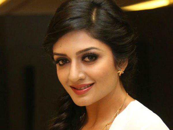 സിനിമയില്‍ കാലുറപ്പിച്ച ശേഷമാണ് വിമല തന്റെ മാതൃഭാഷയില്‍ ഒരുി സിനിമ ചെയ്തത്. അപ്തരക്ഷക എന്ന ഒരേ ഒരു കന്നട സിനിമ മാത്രം!! 