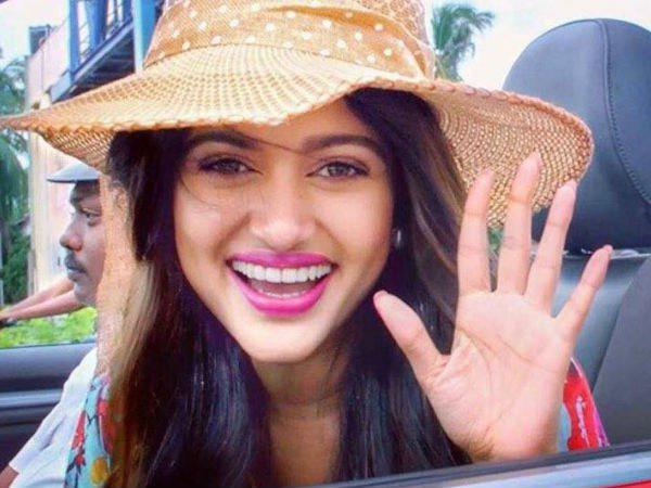 അവതാരകയായി തുടക്കം