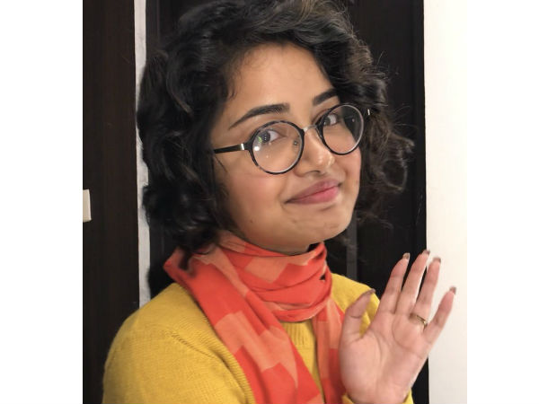 ബോയ് കട്ടും വട്ട കണ്ണടയും