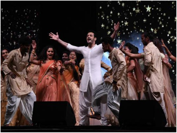 ലൈവ് പെര്‍ഫോമന്‍സ്