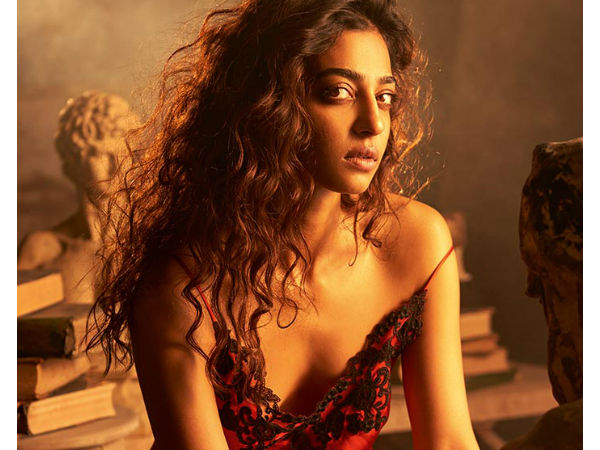 വിവാദ നായിക