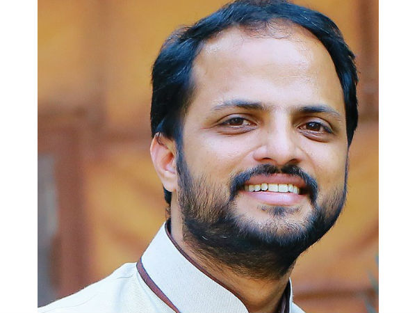  കുരങ്ങിനോട് ഉപമിച്ച് സംവിധായകന്‍ 