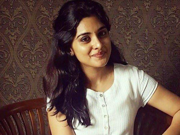 ബാലതാരമായി തുടക്കം