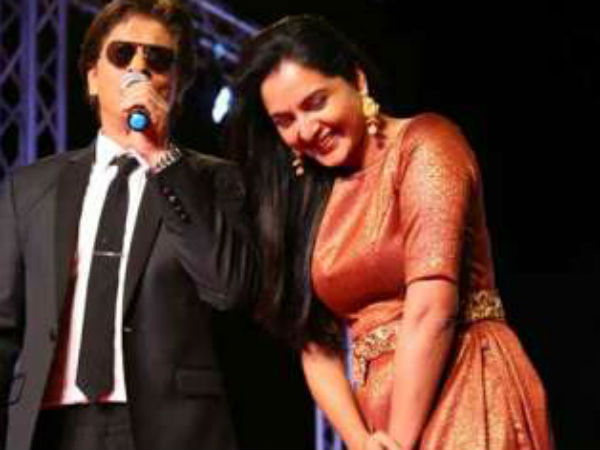 ഷാരൂഖ് ഖാനെ കണ്ട സന്തോഷത്തില്‍ മഞ്javascript:;ജു വാര്യര്‍