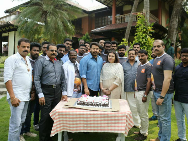 മോഹന്‍ലാലും കേക്ക് മുറിച്ചു