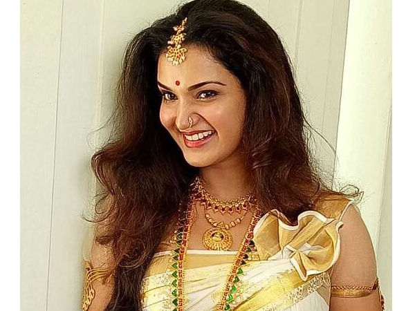 ഹണി ആരാണ് 