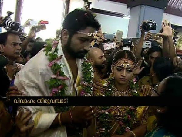 മഞ്ജു വാര്യരും നവ്യാനായരും