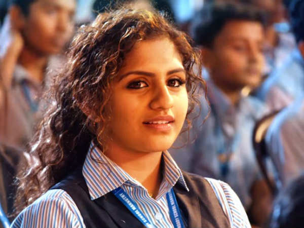  ചുരുണ്ട മുടിക്കാരി