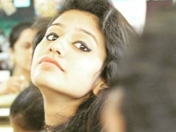 കണ്ണിറുക്കി നായിക