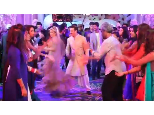 ലക്ഷ്യത്തിൽ കൊള്ളാത്ത ഹാസ്യവും തൊണ്ണൂറുകളിലെ കഥയും: