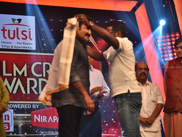 പൊന്നാട അണിയിക്കുന്നു