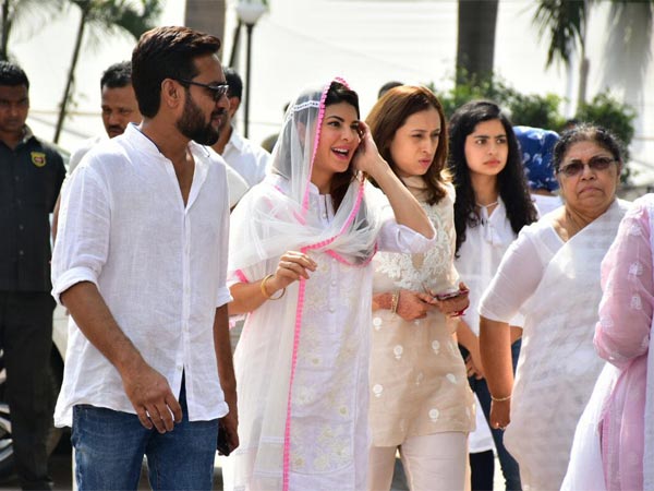 മനുഷ്യത്വം കാണിക്കാമോ?