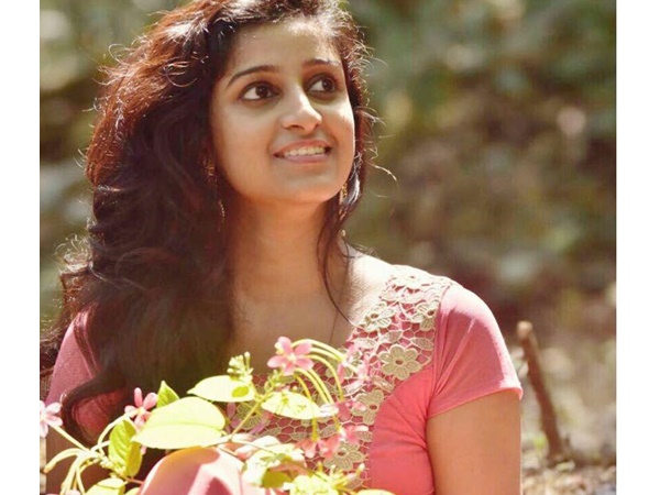 സോഷ്യല്‍ മീഡിയയില്‍ സജീവമാണ്