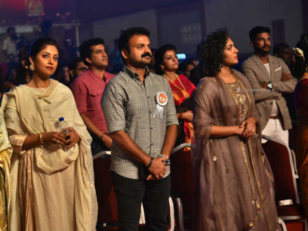 മമ്മൂട്ടിയില്‍ നിന്നും പുരസ്‌കാരം സ്വീകരിച്ച് പാര്‍വതി