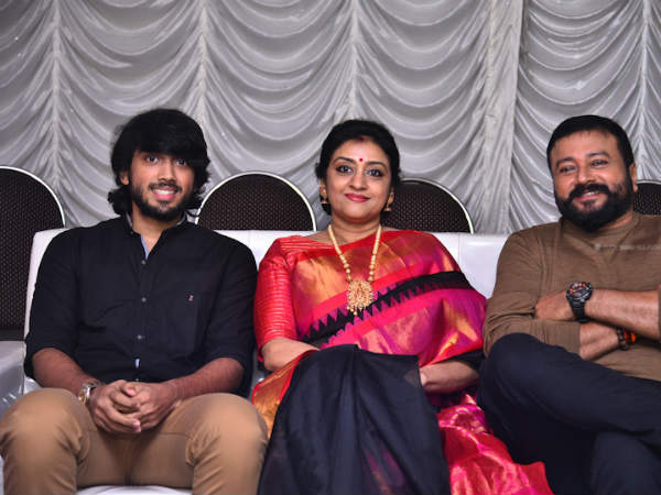 അച്ഛനും അമ്മയ്ക്കുമൊപ്പം കാളിദാസ്