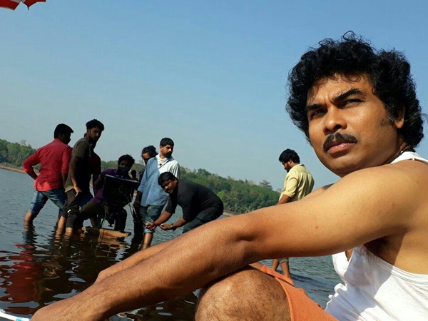 നായകനെ അവതരിപ്പിക്കുന്നത്?