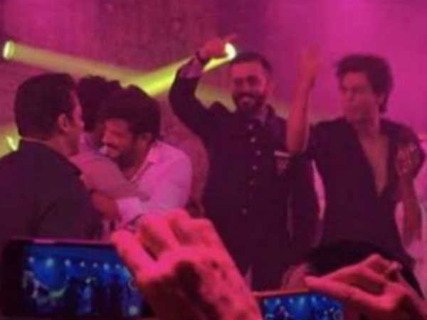   താരങ്ങൾ ആടിപ്പാടി