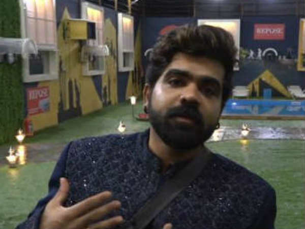  പാട്ട് പാടി സ്വീകരിച്ചു