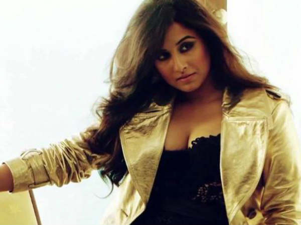 ഗ്ലാമര്‍ റോളില്‍ തിളങ്ങി