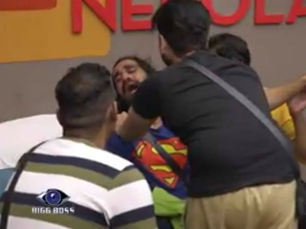 കരച്ചിലിന് മുന്നില്‍ പകച്ച് താരങ്ങള്‍