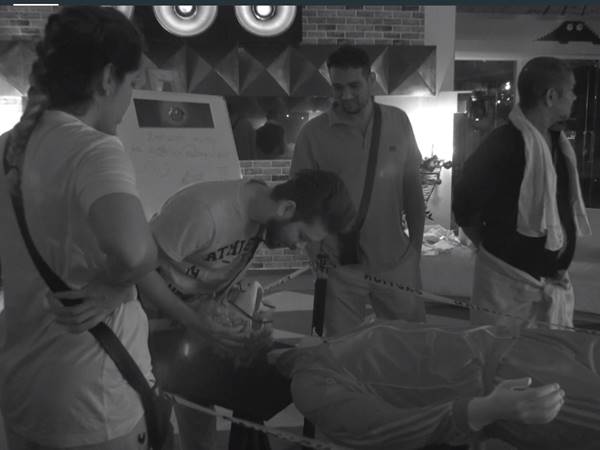 സുരേഷിനെതിരെ ആളെ കൂട്ടി