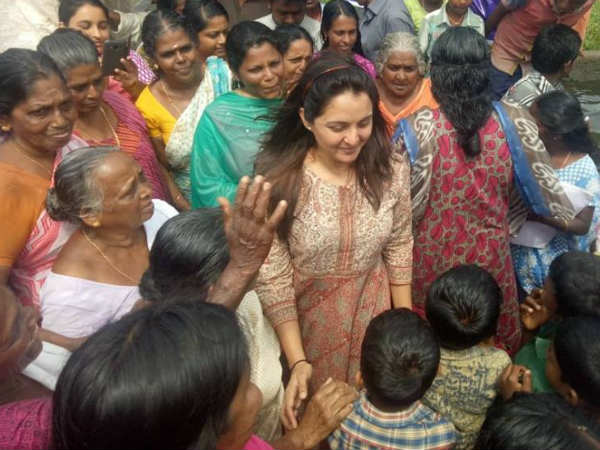 കുട്ടനാട്ടിലെത്തിയ മഞ്ജു വാര്യര്‍