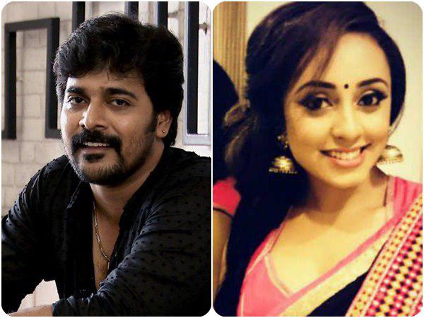  ശ്രീനീഷിനെ  പരസ്യമായി കെട്ടിപ്പിടിച്ച് പേളി