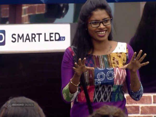 സന്തോഷത്തോടെ ഇരിക്കുന്നു