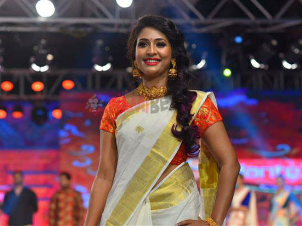 ആചാരങ്ങളെ പിന്തുടരുന്നു