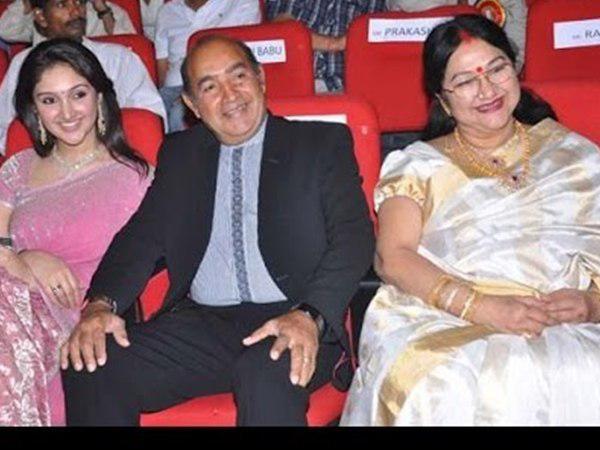 വിജയ്കുമാറിനെതിരെ മകള്‍