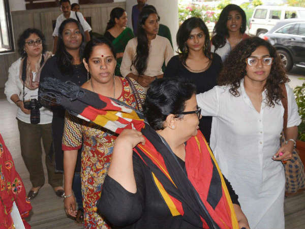 നടിമാര്‍ എന്ന് സംബോധന ചെയ്തു