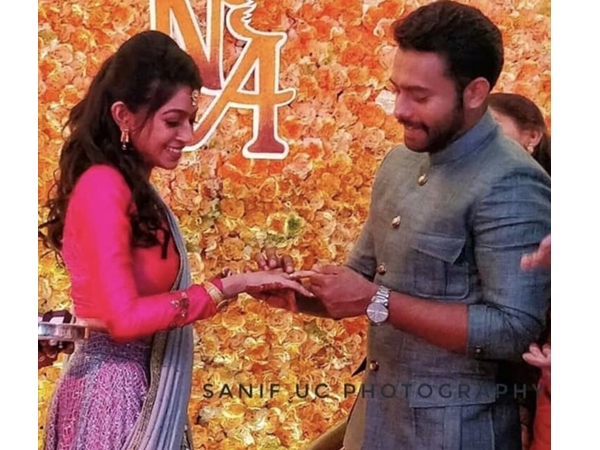 മോതിരം കൈമാറി