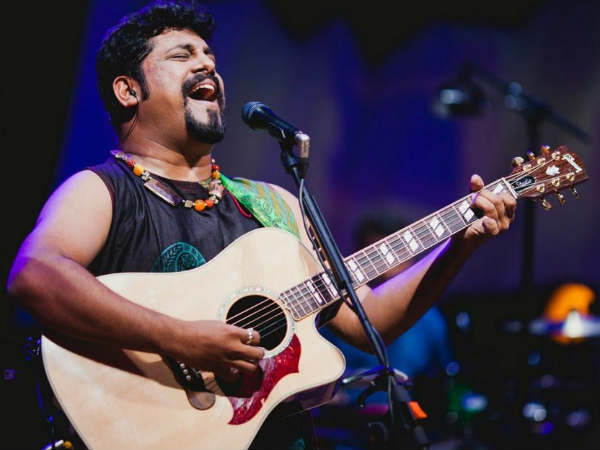  കെട്ടിപ്പിടിച്ച്  ഉമ്മ വെച്ചു