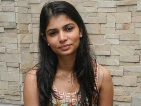  പിറകിൽ നിന്ന് കെട്ടിപ്പിടിച്ചു