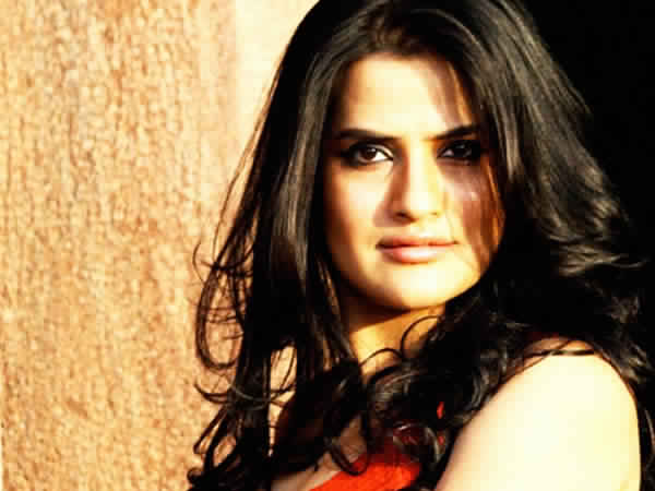 റൂമിലേക്ക് വരാനാവശ്യപ്പെട്ടു