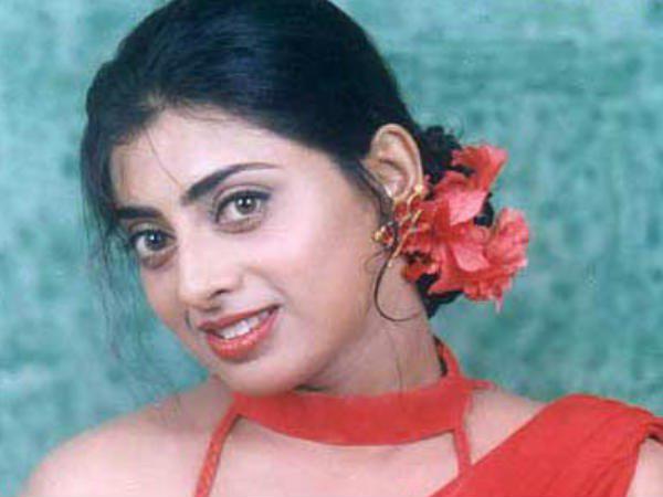 അവതാരകയായും എത്തുന്നു