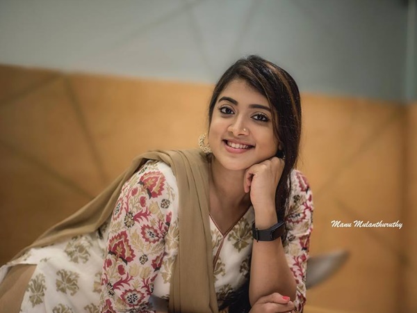 ആരാധകനുള്ള മറുപടിയുമായി മാധുരി