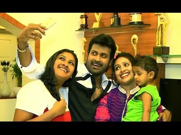 വീട്ടില്‍ എങ്ങനെയാണ്?