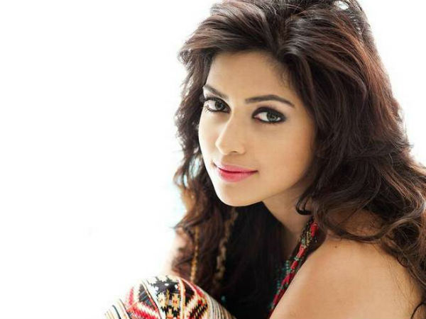 ആടൈയുടെ ഫസ്റ്റ് ലുക്ക്