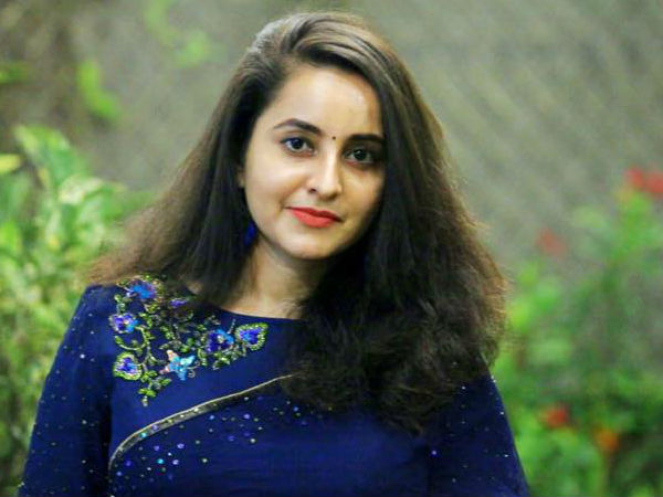 നിഷ്‌കളങ്ക വേഷങ്ങള്‍