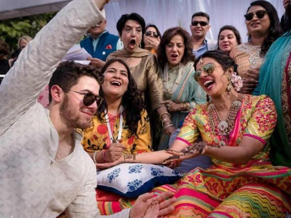   മഴവില്ല് നിറത്തിലുളള  ലെഹങ്ക