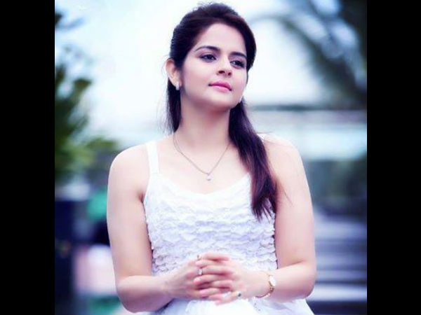 ഒന്നിനുപിറകെ ഒന്നായി ചിത്രങ്ങള്‍