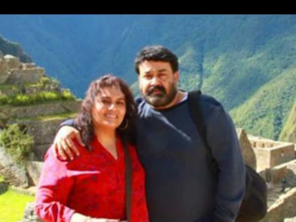 ആന്റണി പെരുമ്പാവൂരിനോടൊപ്പം