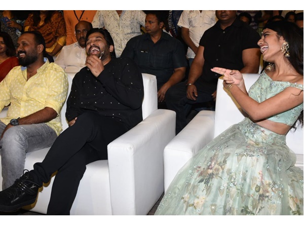  പ്രിയയുടെ ഗണ്‍ കിസ്