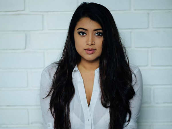 പുരുഷന് നെഞ്ച് കാണിക്കമെങ്കിൽ സ്ത്രീയ്ക്ക് എന്ത് കൊണ്ട് കഴിയില്ല